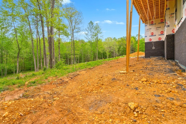 view of yard featuring a forest view