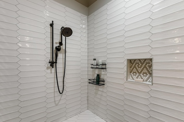 bathroom featuring tiled shower