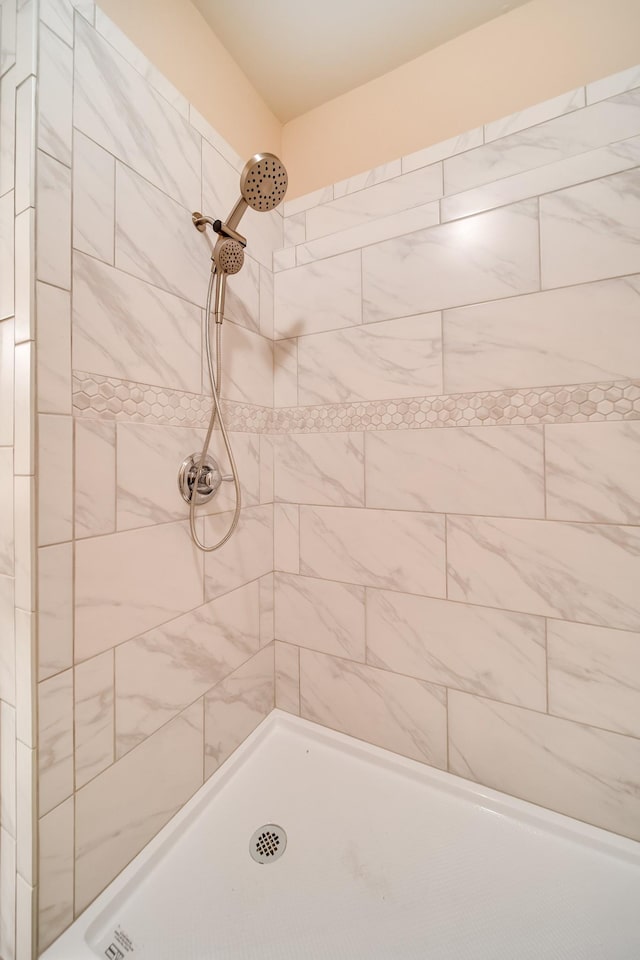 bathroom featuring tiled shower