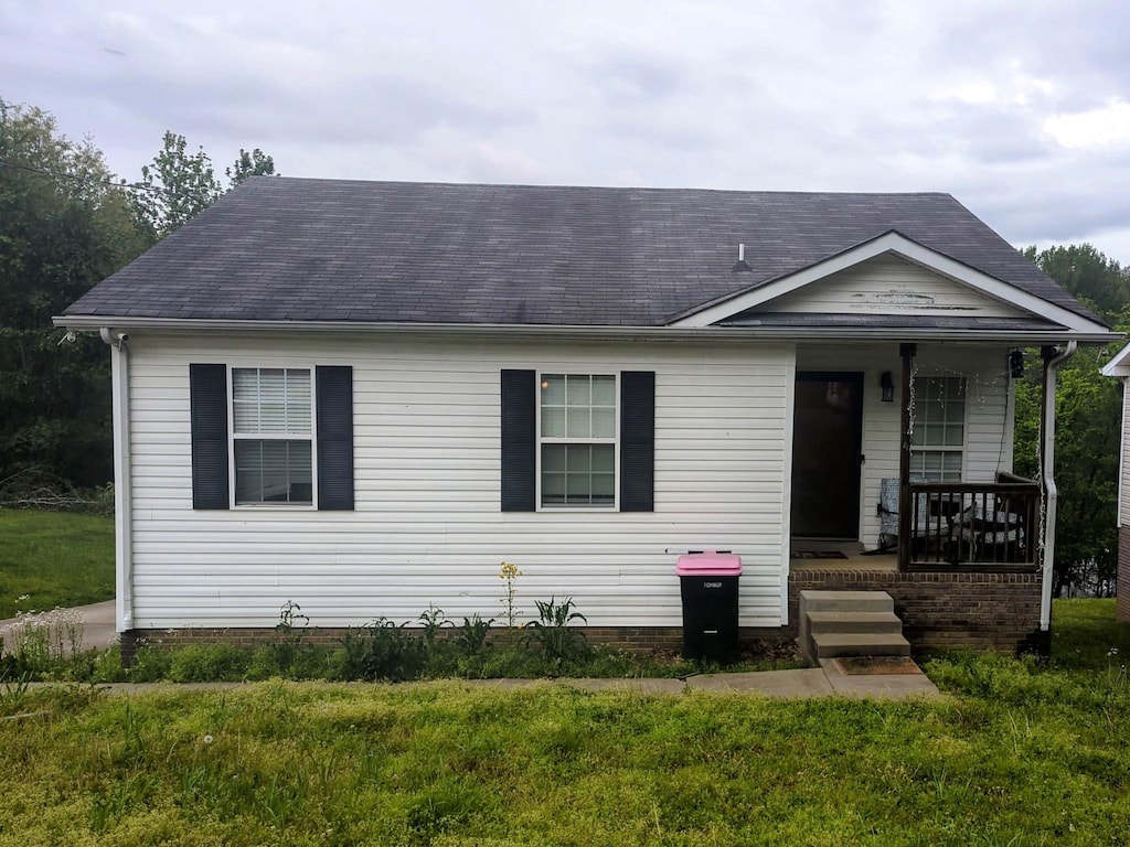 344 Donna Dr, Clarksville, TN 37042 - view of front of property with a front lawn, covered porch, and roof with shingles
