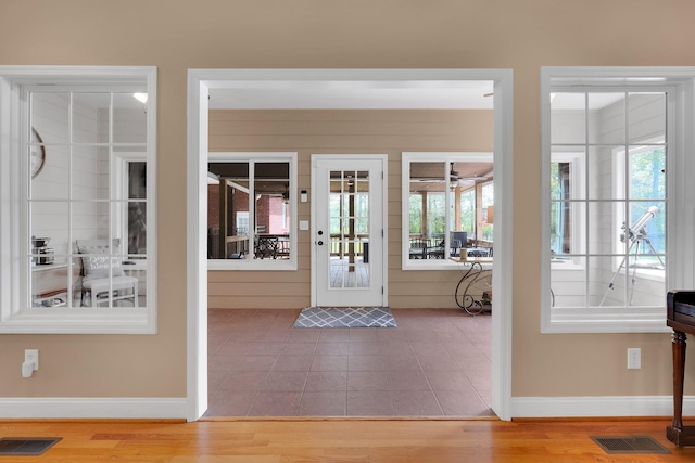 foyer with visible vents, a wealth of natural light, and baseboards