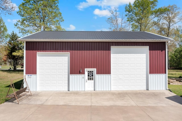 view of detached garage