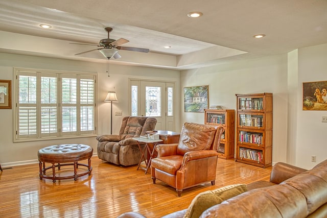 living area with baseboards, a ceiling fan, light wood-style floors, and recessed lighting