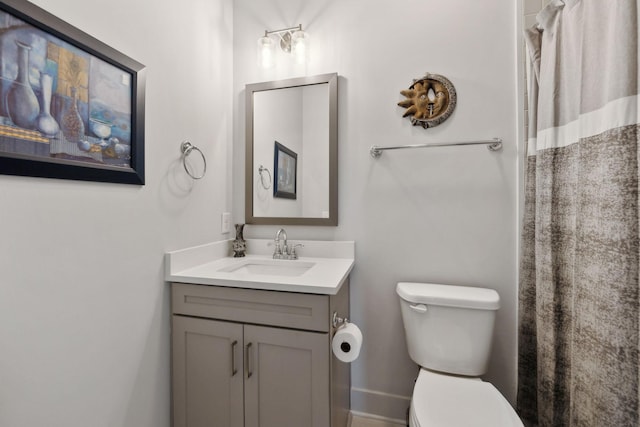 bathroom with curtained shower, toilet, and vanity