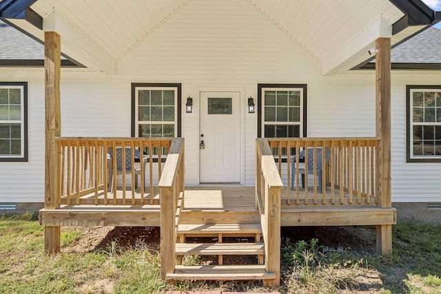 entrance to property featuring a shingled roof