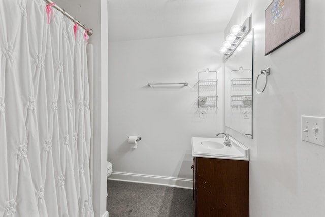 full bathroom featuring toilet, curtained shower, vanity, and baseboards