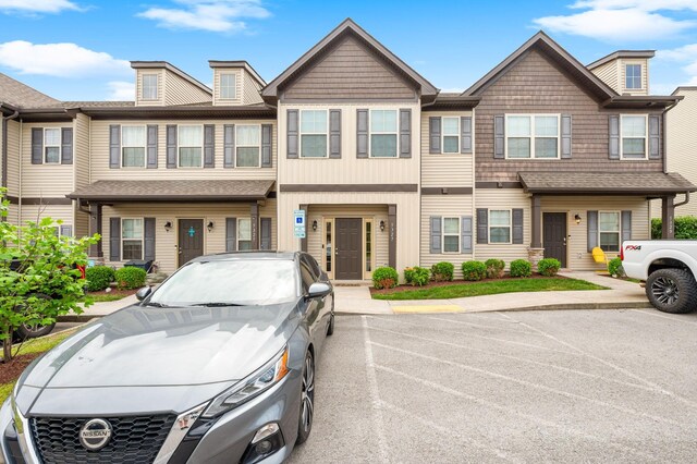 townhome / multi-family property featuring uncovered parking