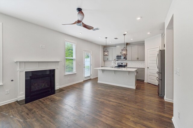 3227 Brookberry Ln, Murfreesboro, TN 37129 - kitchen featuring appliances with stainless steel finishes, a breakfast bar area, a ceiling fan, backsplash, and light countertops
