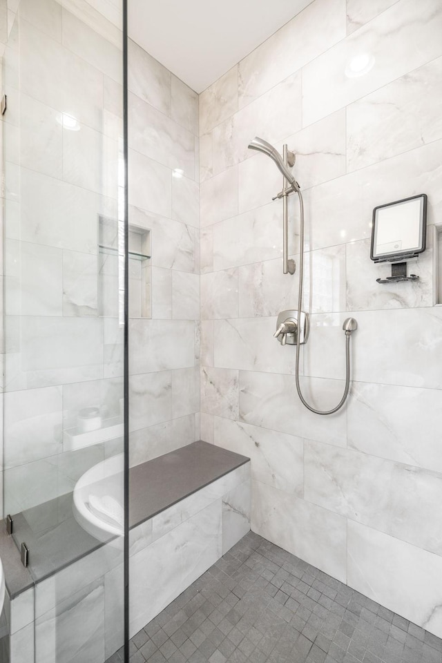 bathroom featuring tiled shower