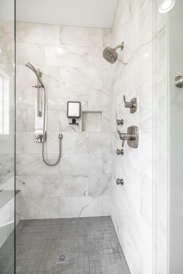 bathroom featuring a tile shower