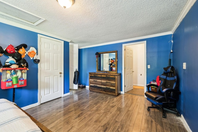 2608 Walnut Ln, Murfreesboro, TN 37129 - bedroom featuring crown molding, a textured ceiling, wood finished floors, and baseboards
