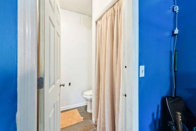 2608 Walnut Ln, Murfreesboro, TN 37129 - bathroom featuring toilet, a textured ceiling, and tile patterned flooring