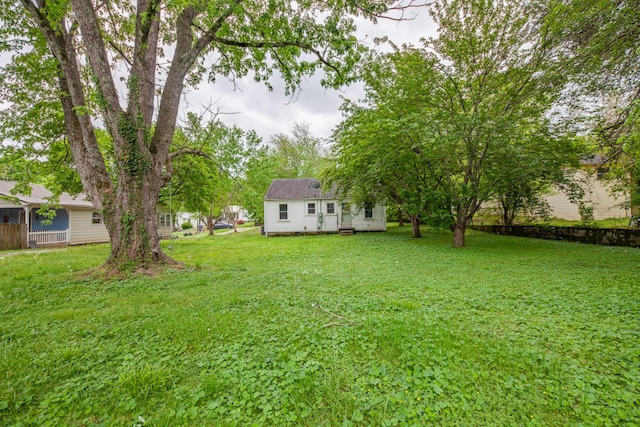 view of yard with an outbuilding