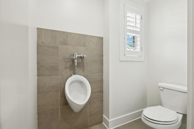 bathroom featuring baseboards and toilet