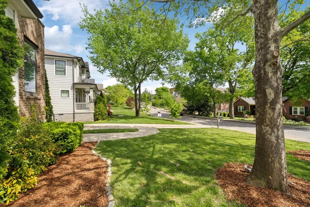 view of yard with a residential view