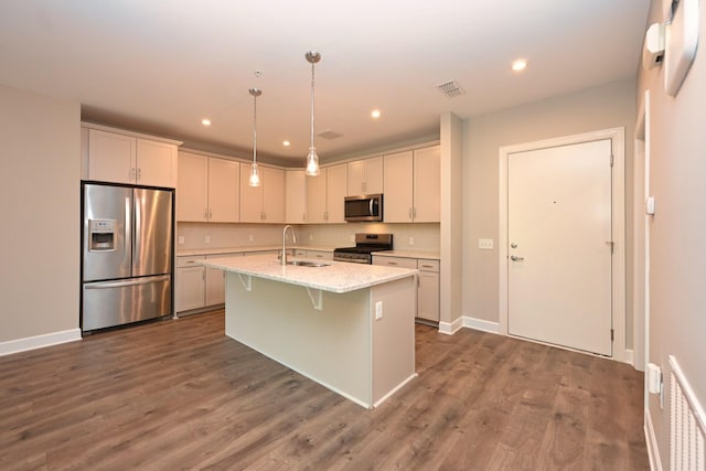 141 Saundersville Rd Unit 1305, Hendersonville, TN 37075 - kitchen featuring a sink, stainless steel appliances, a kitchen breakfast bar, visible vents, and an island with sink