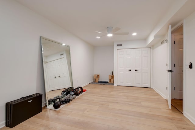 exercise area featuring visible vents, baseboards, light wood-type flooring, recessed lighting, and a ceiling fan