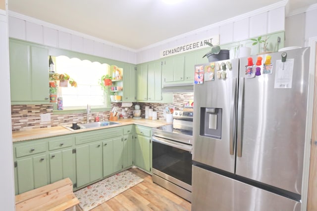 kitchen featuring tasteful backsplash, stainless steel appliances, crown molding, and a sink