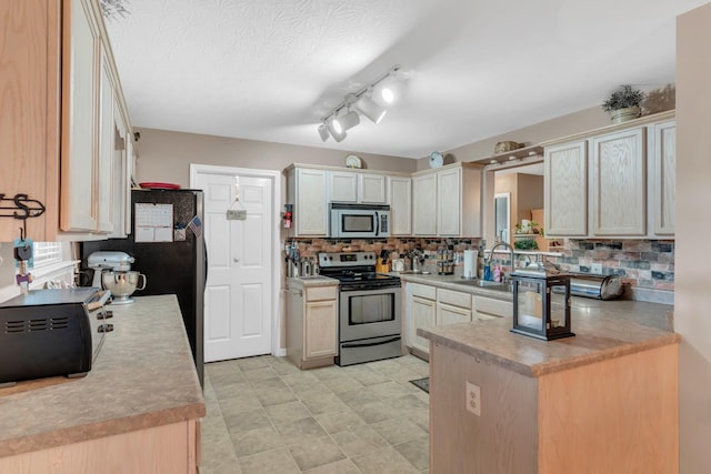 1368 Jason Cir, Ashland City, TN 37015 - kitchen featuring a sink, appliances with stainless steel finishes, light countertops, and decorative backsplash