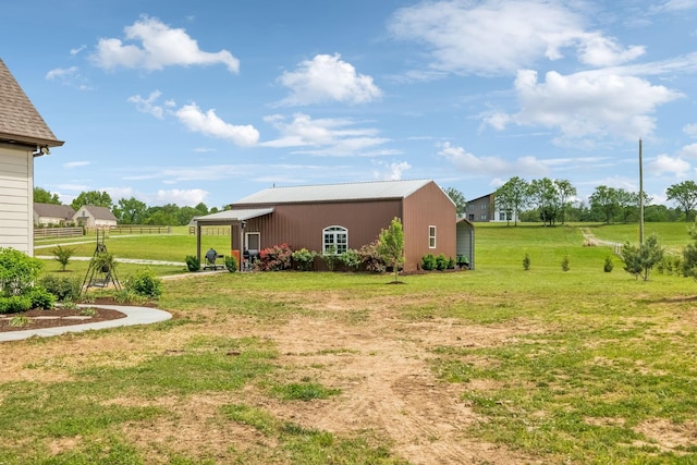 view of yard featuring an outbuilding