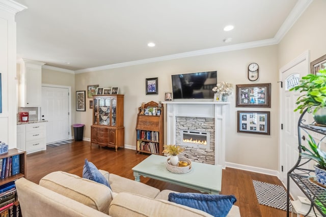 living room featuring crown molding, a fireplace, recessed lighting, baseboards, and dark wood-type flooring