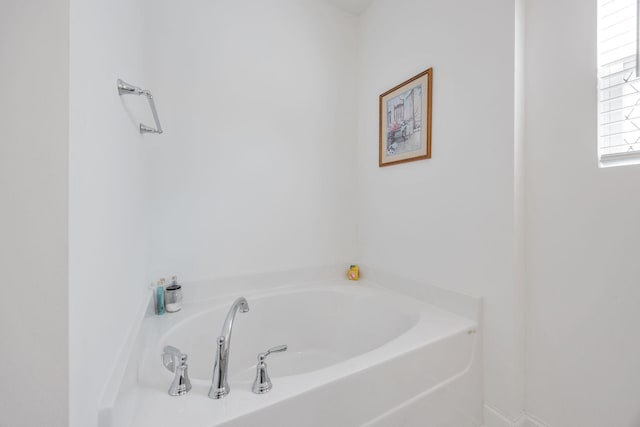 2137 Creekland View Blvd, Nashville, TN 37207 - bathroom featuring a bath