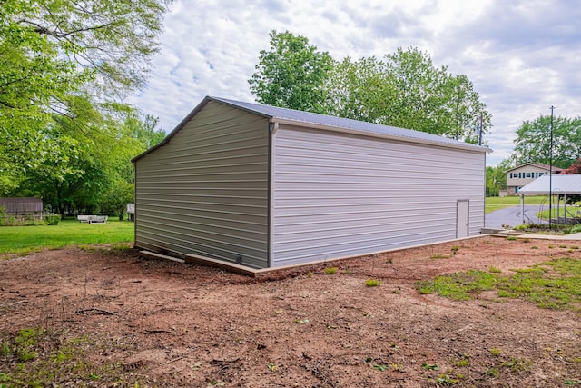 view of outdoor structure featuring an outbuilding