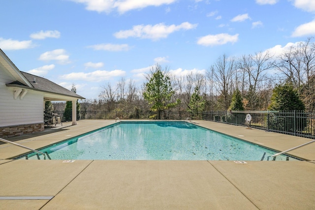 208 Wyburn Pl, Burns, TN 37029 - community pool with a patio area and fence