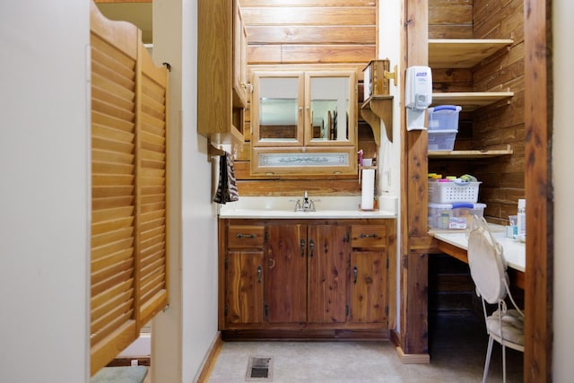 bathroom with visible vents, vanity, and baseboards
