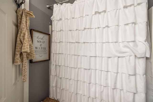 full bathroom featuring a shower with curtain