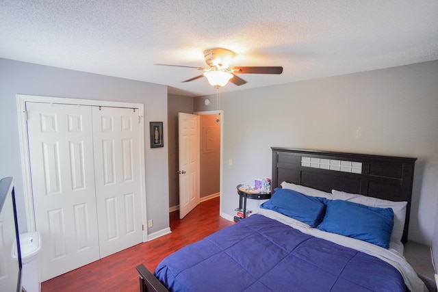 bedroom featuring wood finished floors, a closet, a ceiling fan, and baseboards