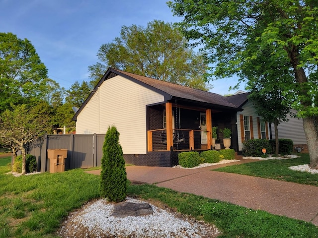 view of front of home featuring fence and covered porch