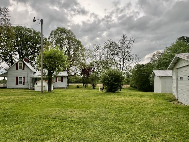 view of yard featuring an outbuilding