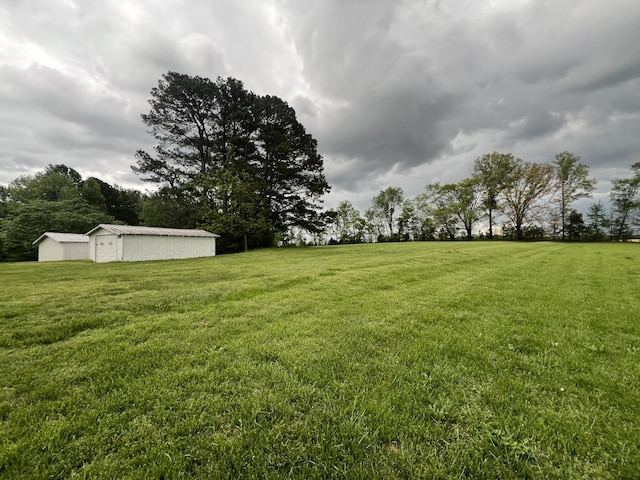 view of yard with an outdoor structure