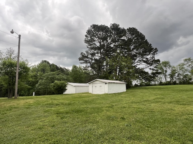 view of yard featuring an outdoor structure and a garage