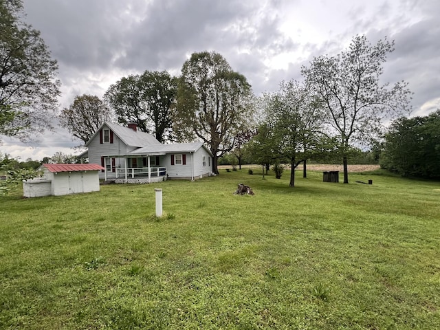 view of yard featuring an outdoor structure and a storage shed