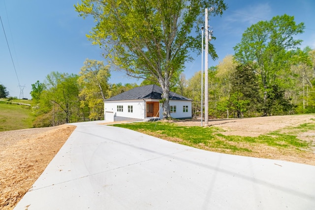 view of front facade with a front lawn and driveway