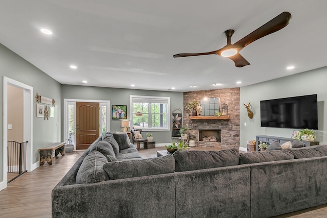 living area featuring baseboards, recessed lighting, wood finished floors, and a ceiling fan