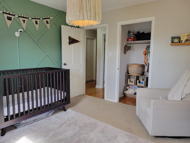 bedroom featuring baseboards, carpet, and a closet