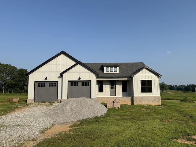176 Beartown Rd, Loretto, TN 38469 - modern farmhouse featuring gravel driveway, board and batten siding, roof with shingles, a front yard, and an attached garage