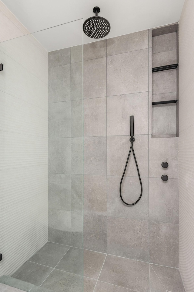 5040 Villa Crest Dr, Nashville, TN 37220 - bathroom featuring a tile shower