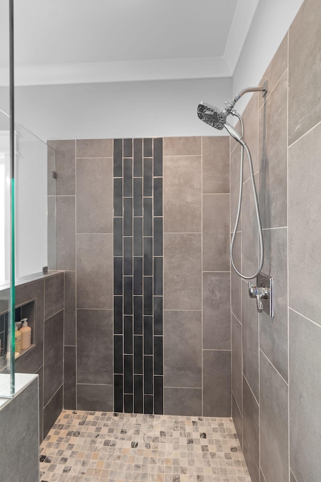 full bathroom featuring tiled shower