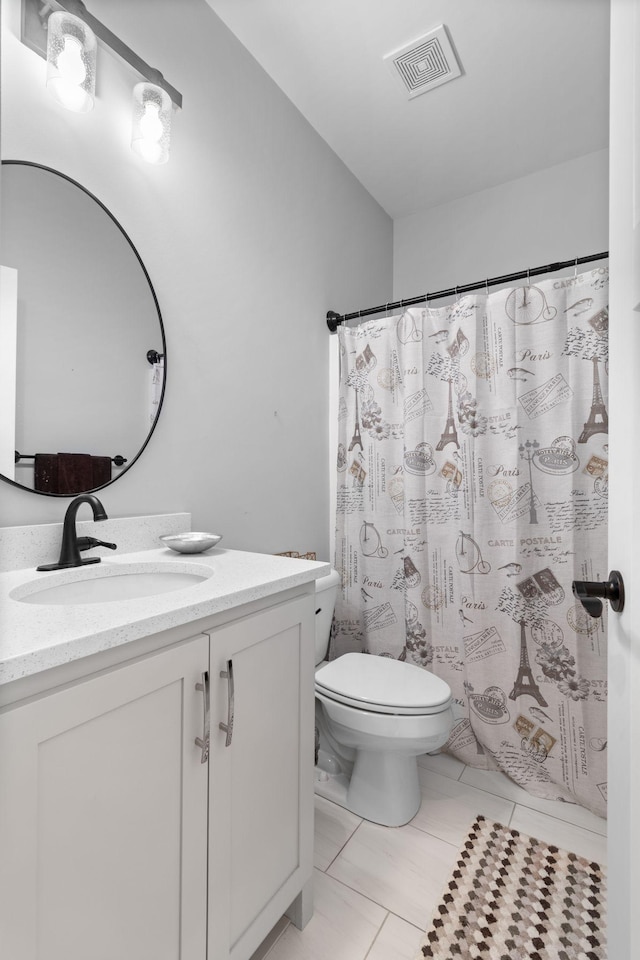 full bathroom featuring visible vents, toilet, a shower with shower curtain, and vanity