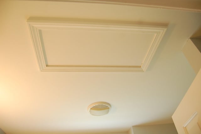 547 Grindstone Hollow Rd, Dickson, TN 37055 - detailed view of a smoke detector