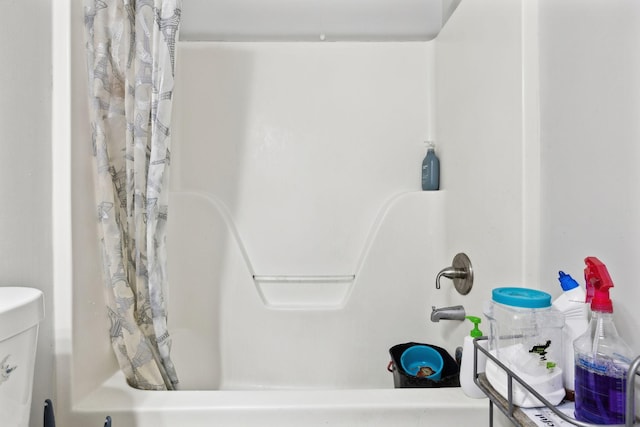bathroom with shower / bath combo with shower curtain