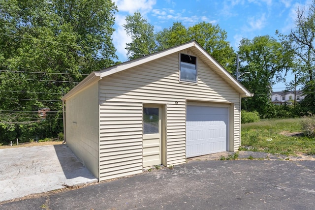 view of detached garage