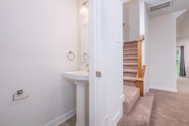 bathroom with visible vents and baseboards