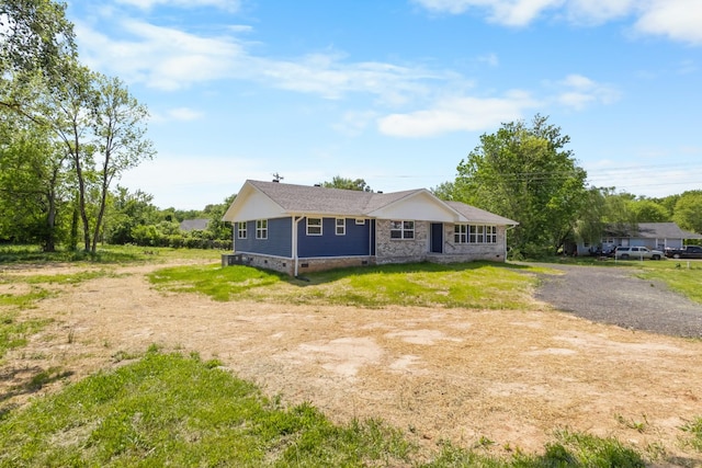 466 Lafayette Rd, Clarksville, TN 37042 - view of front facade with crawl space and driveway