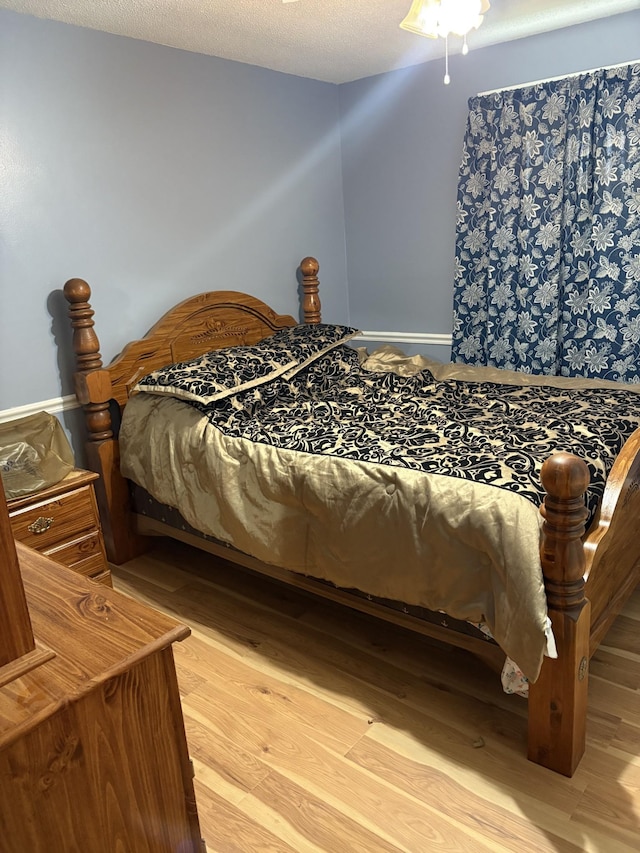 1400 Dogwood Ln, Lafayette, TN 37083 - bedroom with light wood-type flooring and a textured ceiling