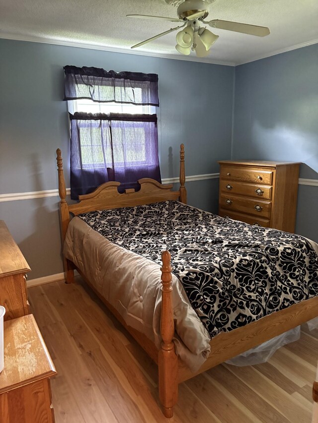 1400 Dogwood Ln, Lafayette, TN 37083 - bedroom featuring ceiling fan, crown molding, baseboards, and wood finished floors